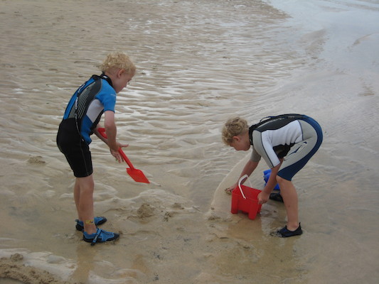 Cole and Tim on the beach (07-05-2011 15:35)