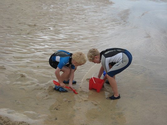 Cole and Tim on the beach (07-05-2011 15:35)