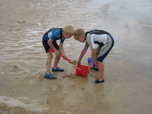 Cole and Tim on the beach (07-05-2011 15:35)