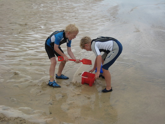 Cole and Tim on the beach (07-05-2011 15:35)