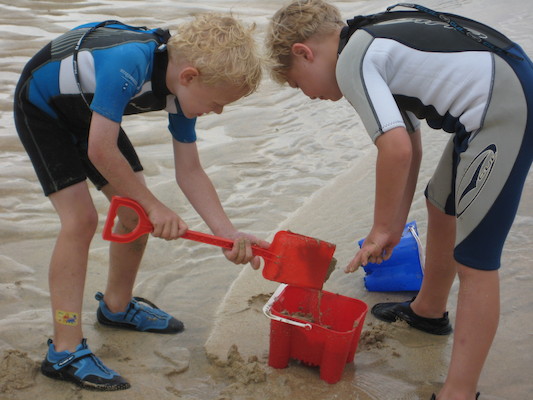 Cole and Tim on the beach (07-05-2011 15:35)