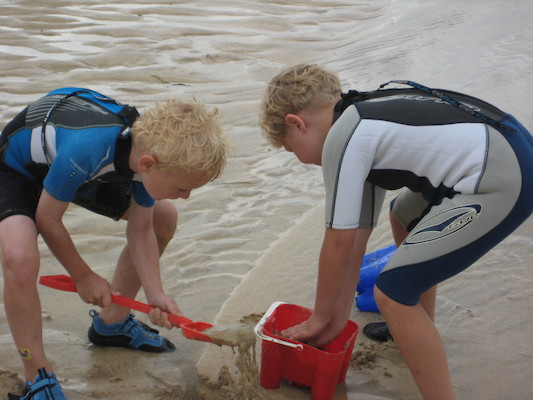Cole and Tim on the beach (07-05-2011 15:36)