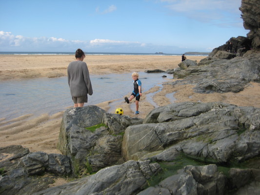 Xine and Cole on the beach (07-08-2011 16:46)