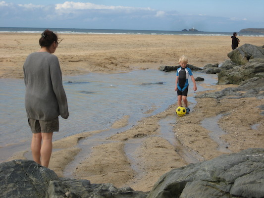 Xine and Cole on the beach (07-08-2011 16:46)