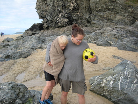 Cole and Xine on the beach (07-08-2011 17:20)