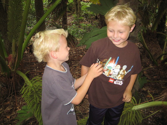 Cole and Tim at the Morab gardens (07-09-2011 10:20)
