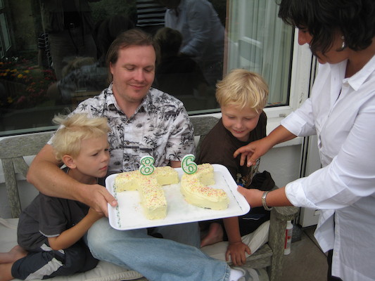 Cole, Ben, Tim and Donna with cakes (07-09-2011 17:56)