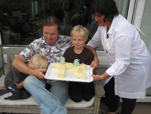 Cole, Ben, Tim and Donna with cakes (07-09-2011 17:57)