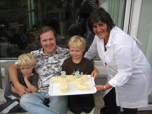 Cole, Ben, Tim and Donna with cakes (07-09-2011 17:57)