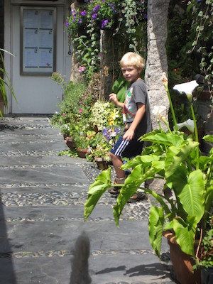 Cole at the craft shops in St. Ives (07-11-2011 11:24)