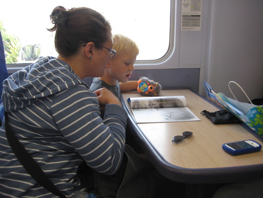 Xine and Cole on the train (07-11-2011 12:32)