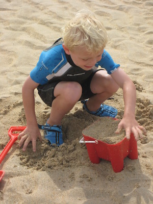 Cole on the beach (07-11-2011 15:28)
