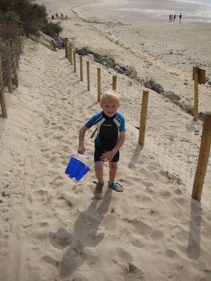Cole coming up from the beach (07-11-2011 15:54)