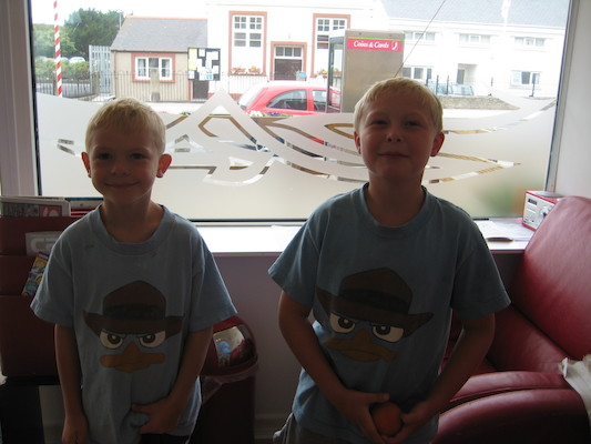 Tim and Cole at the hairdresser (07-12-2011 12:22)