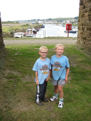 Tim and Cole at the Hayle harbor (07-12-2011 15:17)