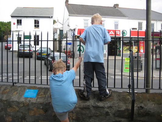 Tim and Cole in Hayle (07-12-2011 15:18)