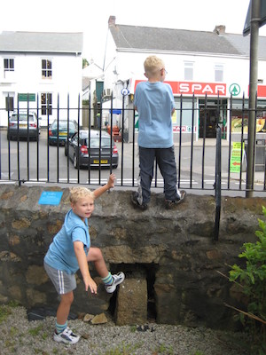 Tim and Cole in Hayle (07-12-2011 15:18)