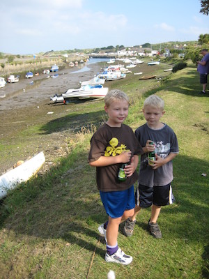 Tim and Cole at the Hayle harbor (07-13-2011 08:35)