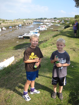 Tim and Cole at the Hayle harbor (07-13-2011 08:35)