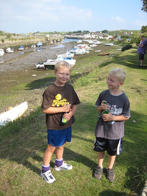 Tim and Cole at the Hayle harbor (07-13-2011 08:35)