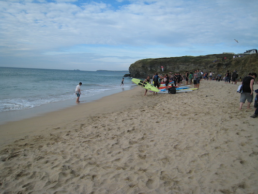 Surfers on Hayle beach preparing for a race (07-04-2011 19:03)