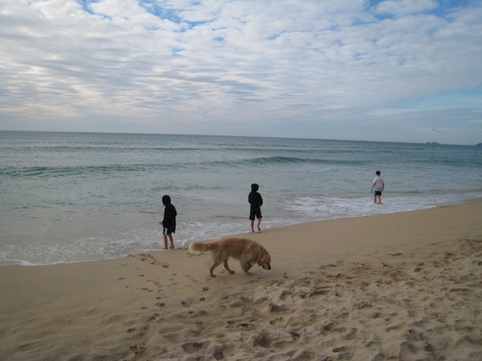 Cole and Tim on Hayle beach (07-04-2011 19:03)