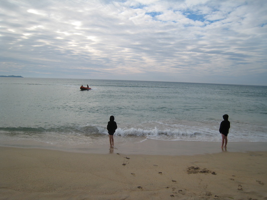 Cole and Tim on Hayle beach (07-04-2011 19:04)