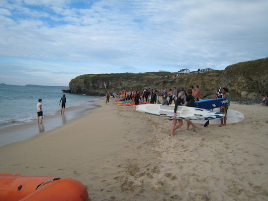 Surfers on Hayle beach preparing for a race (07-04-2011 19:05)