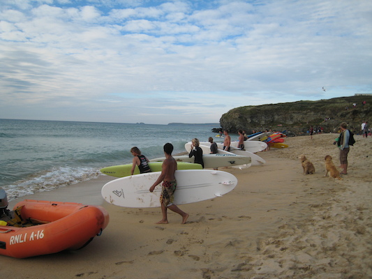 Surfers on Hayle beach preparing for a race (07-04-2011 19:09)