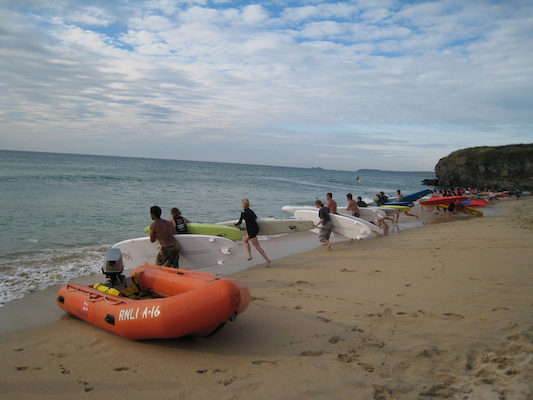 Surfers on Hayle beach racing (07-04-2011 19:09)