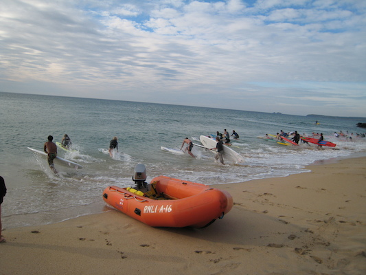 Surfers racing (07-04-2011 19:09)