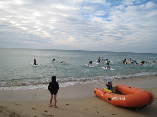 Surfers racing, with Tim (07-04-2011 19:09)