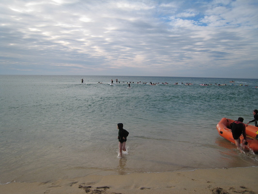 Surfers racing, with Tim (07-04-2011 19:09)