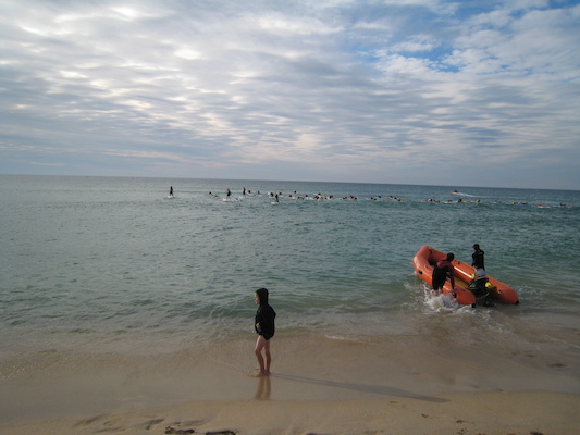 Surfers racing, with Tim (07-04-2011 19:09)