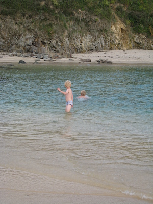 Cole and Tim on Hayle beach (07-04-2011 19:15)