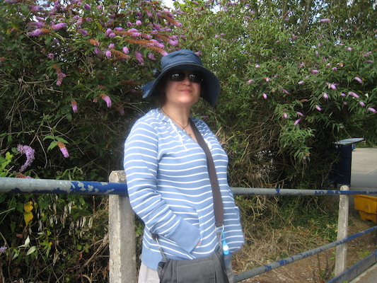 Xine waiting for the train (by Cole) (07-11-2011 09:50)