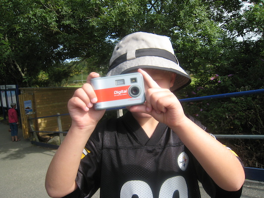 Tim waiting for the train (by Cole) (07-11-2011 09:50)