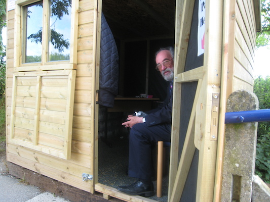 Ticket vendor waiting for the train (by Cole) (07-11-2011 09:51)