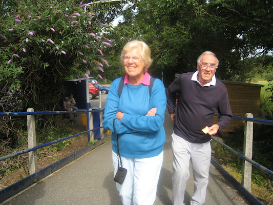 Waiting for the train (by Cole) (07-11-2011 09:57)