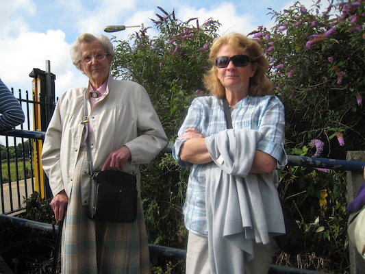 Waiting for the train (by Cole) (07-11-2011 09:57)