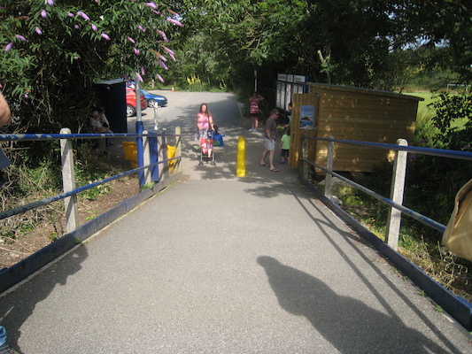 Waiting for the train (by Cole) (07-11-2011 09:58)