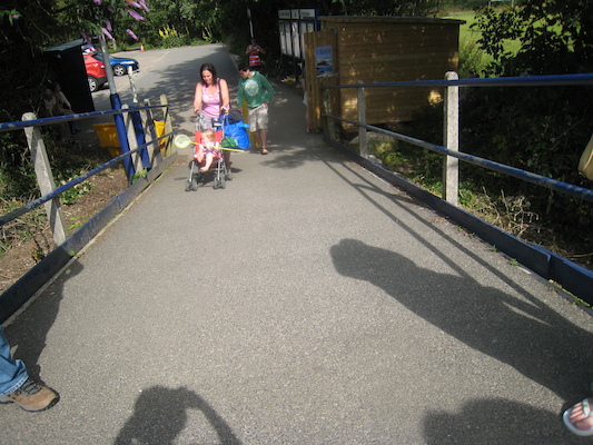 Waiting for the train (by Cole) (07-11-2011 09:58)