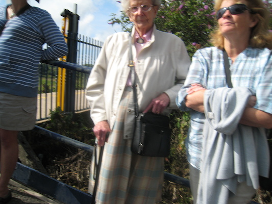 Waiting for the train (by Cole) (07-11-2011 09:58)