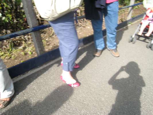 Waiting for the train (by Cole) (07-11-2011 09:58)