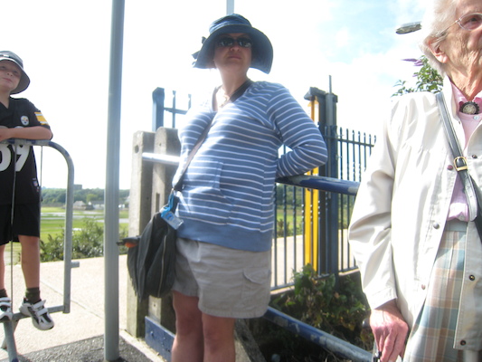 Xine waiting for the train (by Cole) (07-11-2011 09:58)