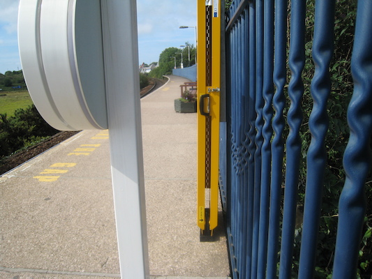 Waiting for the train (by Cole) (07-11-2011 09:59)