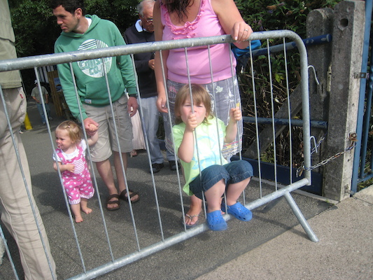 Waiting for the train (by Cole) (07-11-2011 10:00)