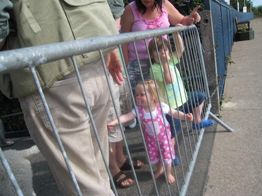 Waiting for the train (by Cole) (07-11-2011 10:00)