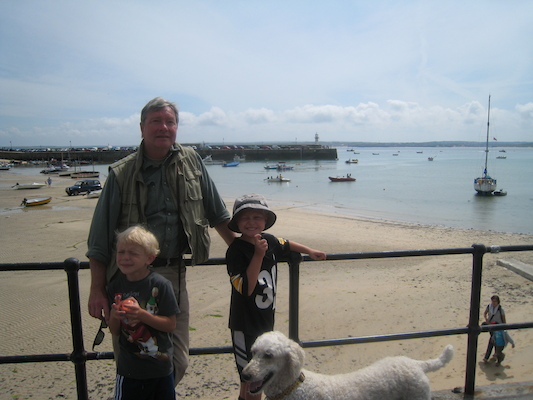 Cole, Granddad, Tim and Bazzle at St. Ives (07-11-2011 11:22)