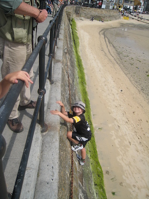 Tim climbing the St. Ives quay (07-11-2011 11:23)
